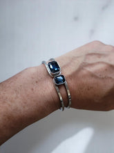 Charger l&#39;image dans la galerie, Bracelet argenté avec strass bleu

