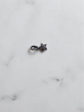 Charger l&#39;image dans la galerie, Pendentif fleur en argent
