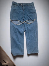 Charger l&#39;image dans la galerie, Jeans à trou et à strass taille L
