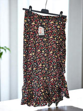 Charger l&#39;image dans la galerie, Jupe fleurie neuve taille xs
