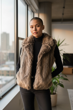 Charger l&#39;image dans la galerie, Veste en pilou brune jbc taille xs
