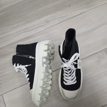 Charger l'image dans la galerie, Boots ash neuve pointure 39
