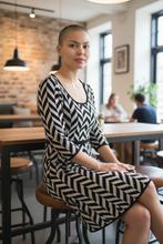 Charger l'image dans la galerie, Robe épaisse beige et noire taille s
