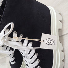 Charger l'image dans la galerie, Boots ash neuve pointure 39
