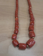 Charger l&#39;image dans la galerie, Collier en corail rouge et or
