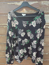 Charger l'image dans la galerie, Pull bleu a fleur taille xl
