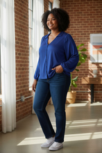 Charger l&#39;image dans la galerie, Blouse bleue à paillette jbc taille 44
