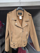 Charger l'image dans la galerie, Veste en suedine beige taille m
