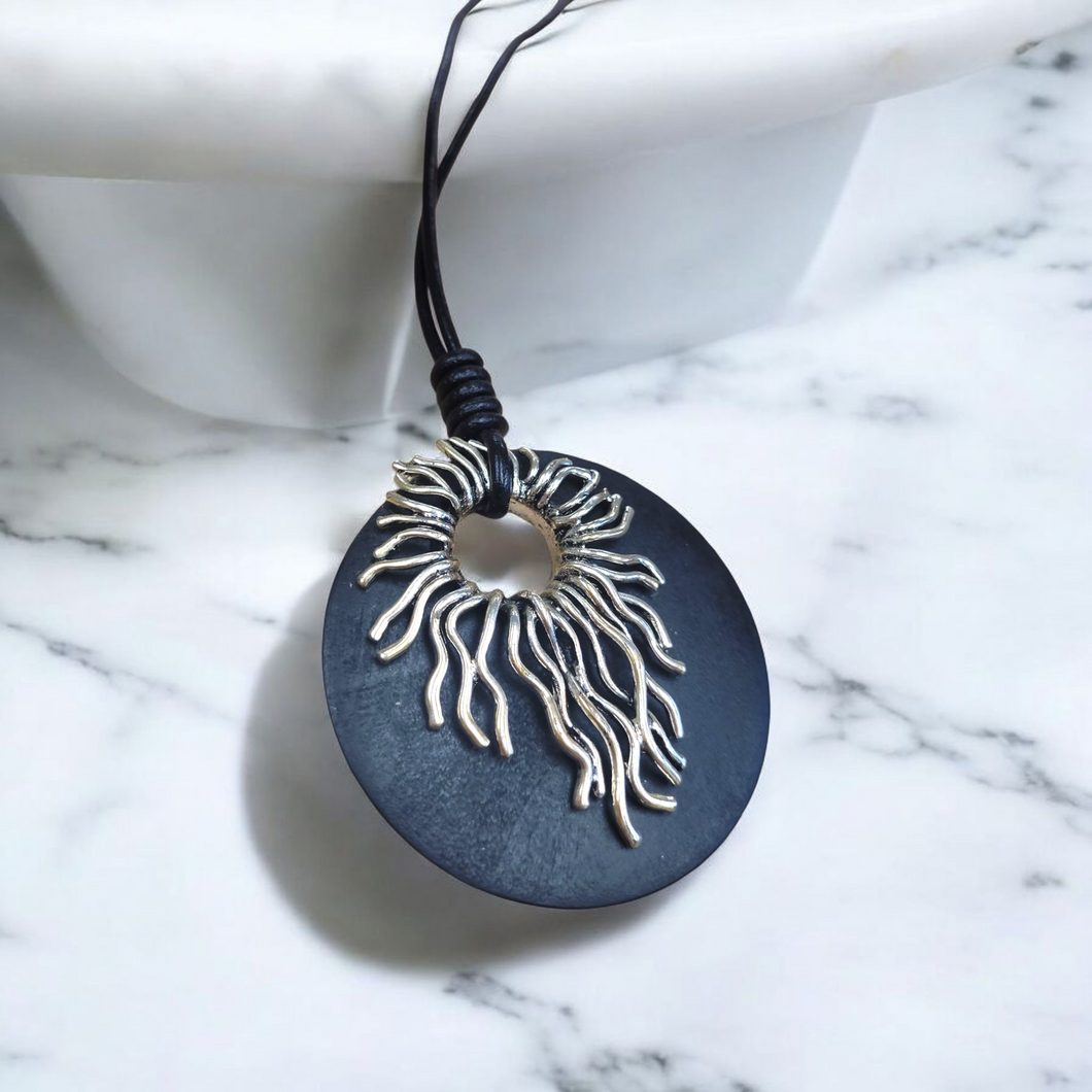 Long collier noir neuf