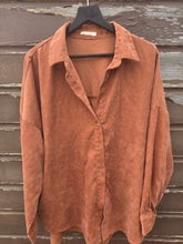 Charger l'image dans la galerie, Chemise en velours brune taille s
