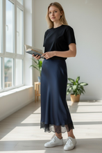 Charger l'image dans la galerie, Jupe soyeuse bleue marine taille l

