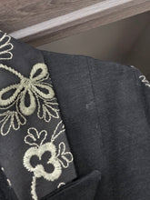 Charger l'image dans la galerie, Blazer noir fleuri taille s
