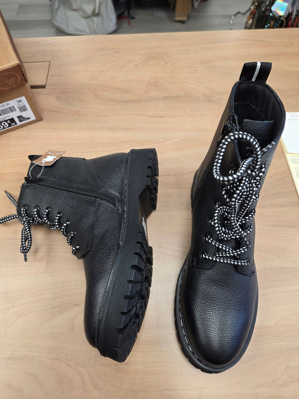 Bottine noire neuve p.38