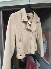 Charger l'image dans la galerie, Veste beige suedine taille m
