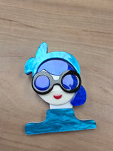 Charger l'image dans la galerie, Broche madame bleue
