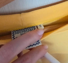 Charger l'image dans la galerie, Pull jaune poivre blanc taille s
