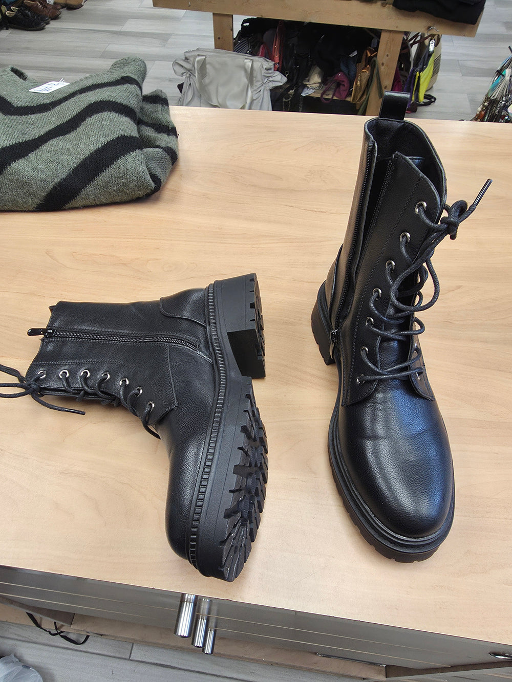 Bottine noire neuve p.38