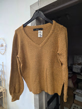 Charger l'image dans la galerie, Pull moutarde taille m vero moda
