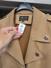 Charger l'image dans la galerie, Veste en suedine beige taille m
