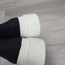 Charger l'image dans la galerie, Boots ash neuve pointure 39
