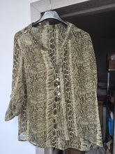 Charger l'image dans la galerie, Blouse motif serpent taille xl
