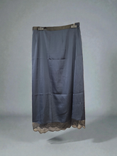 Charger l'image dans la galerie, Jupe soyeuse bleue marine taille l
