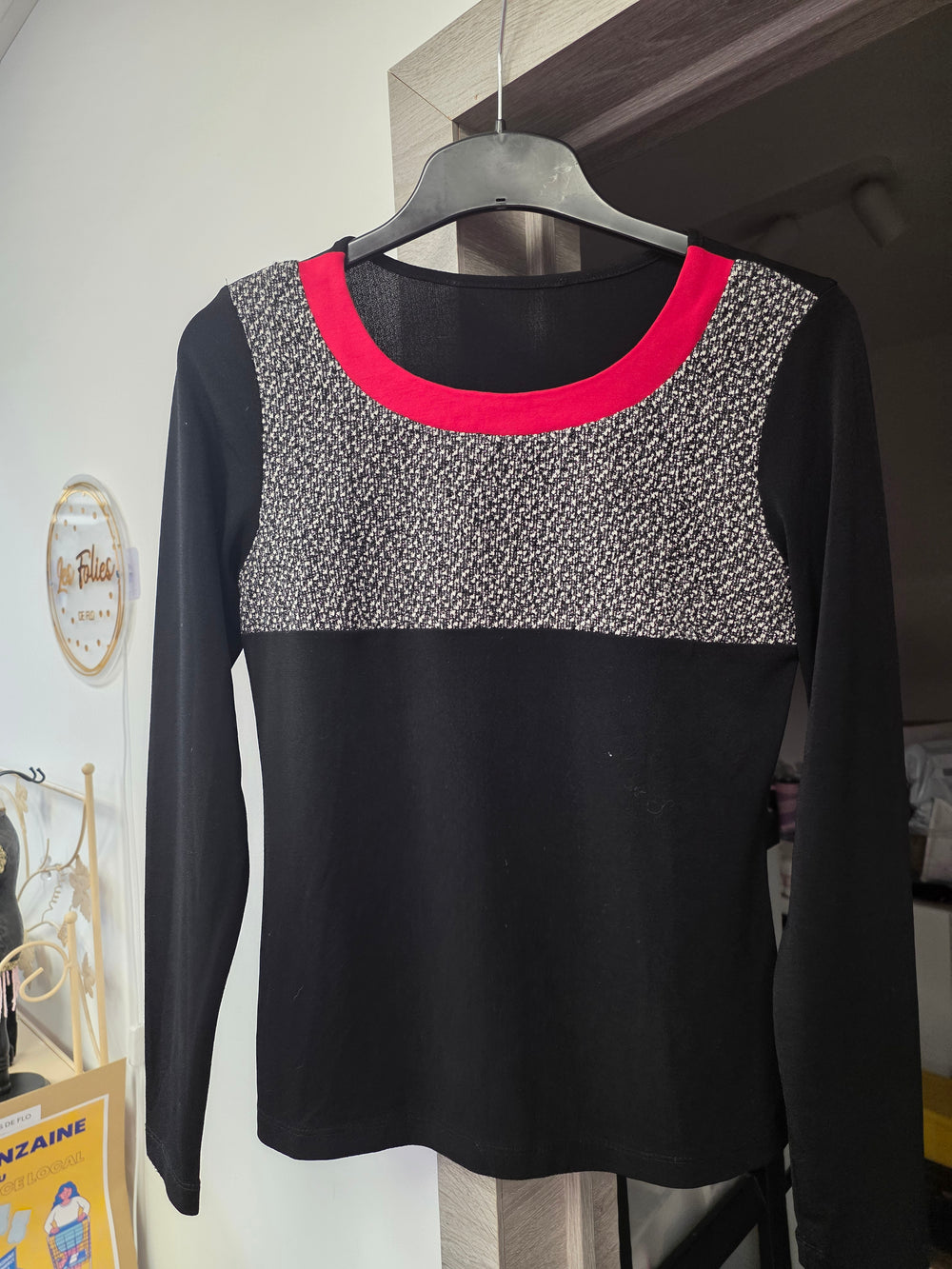 Pull noir et rouge taille s