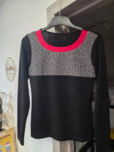 Charger l'image dans la galerie, Pull noir et rouge taille s
