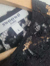 Charger l&#39;image dans la galerie, Blouse noire dentelle sweewe taille L
