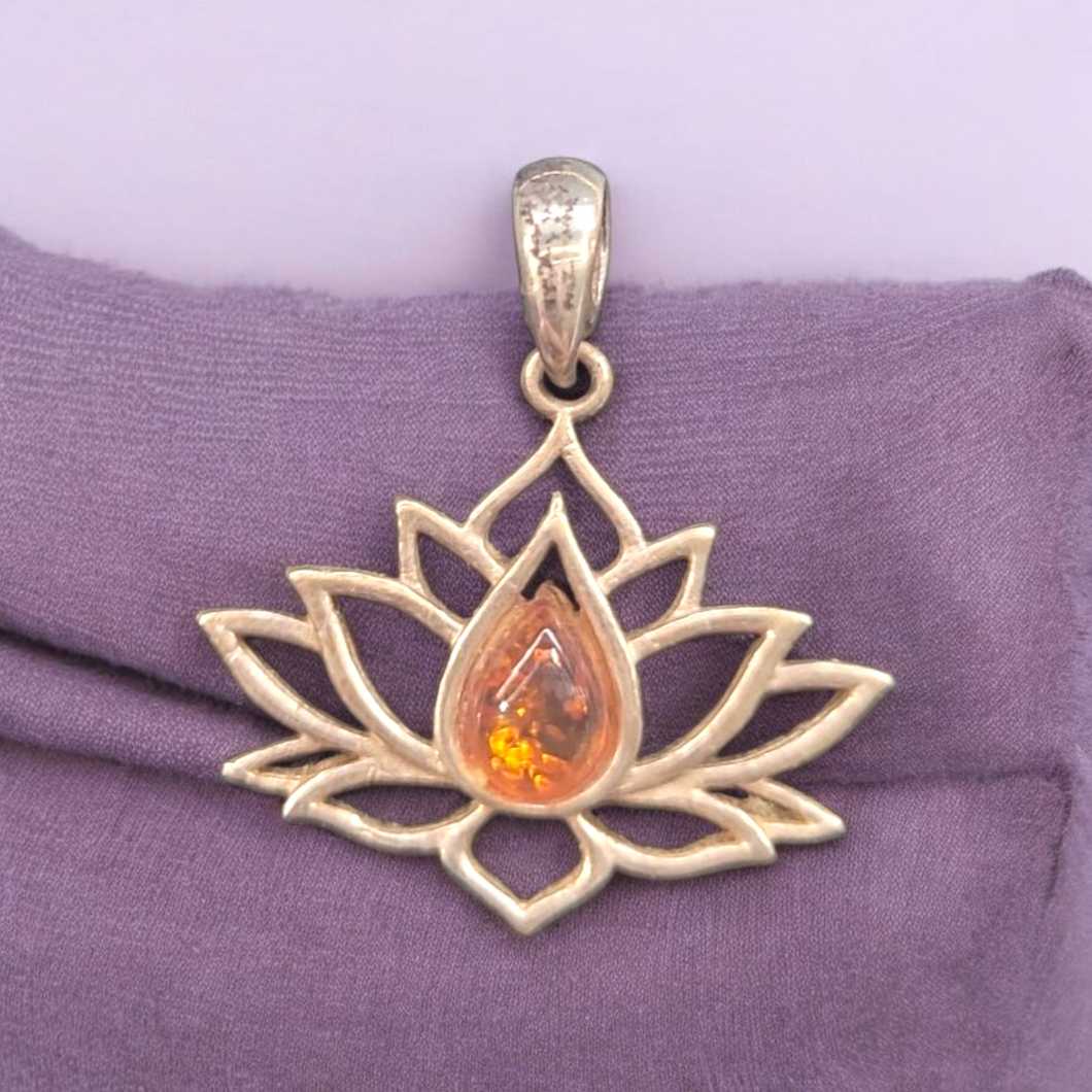 Pendentif en argent et ambre