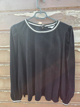 Charger l'image dans la galerie, Pull noir cerise blue taille L
