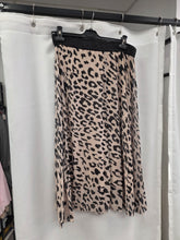 Charger l'image dans la galerie, Jupe beige leopard taille m
