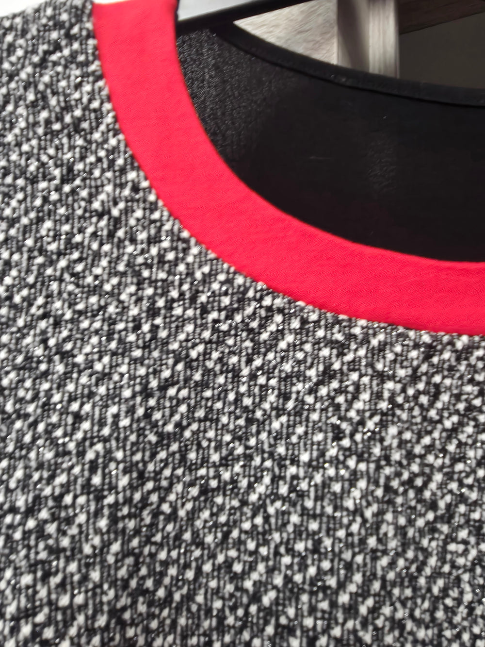 Pull noir et rouge taille s