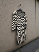 Charger l'image dans la galerie, Robe épaisse beige et noire taille s

